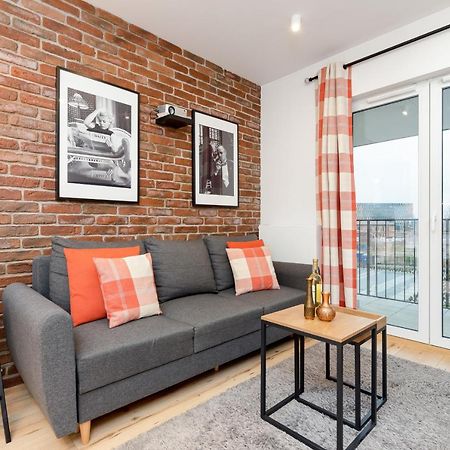 Movie Jacuzzi Apartment At The Main Station By Noclegi Renters クラクフ エクステリア 写真