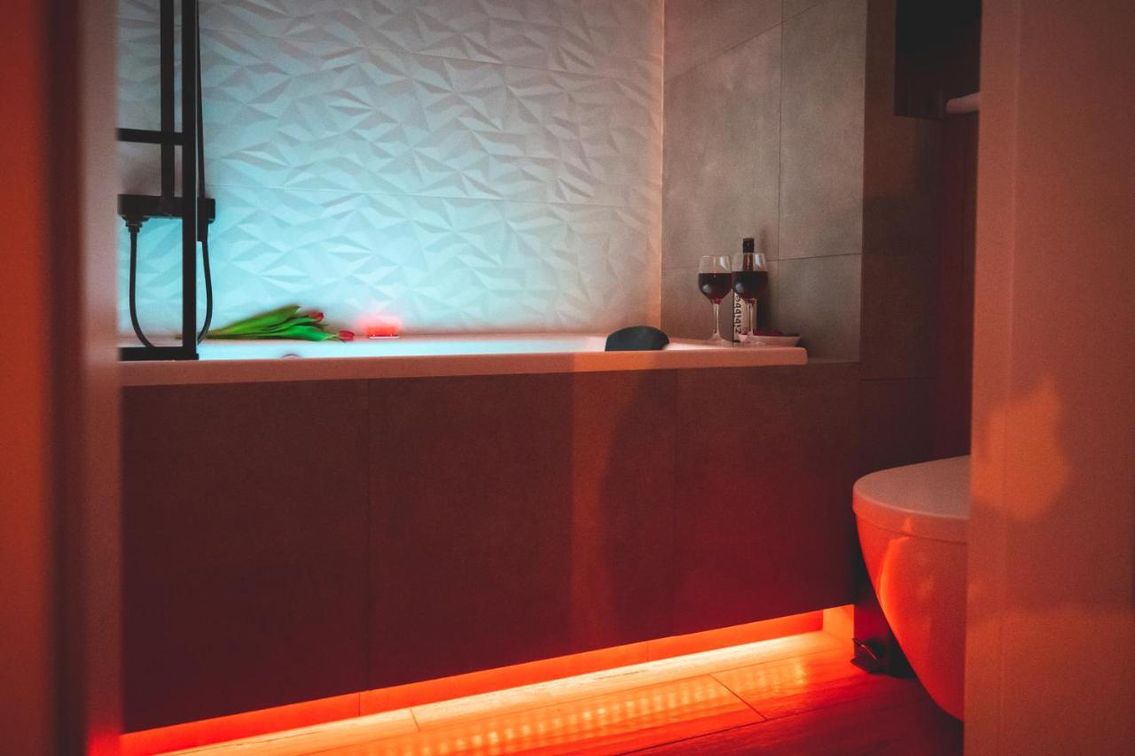 Movie Jacuzzi Apartment At The Main Station By Noclegi Renters クラクフ エクステリア 写真