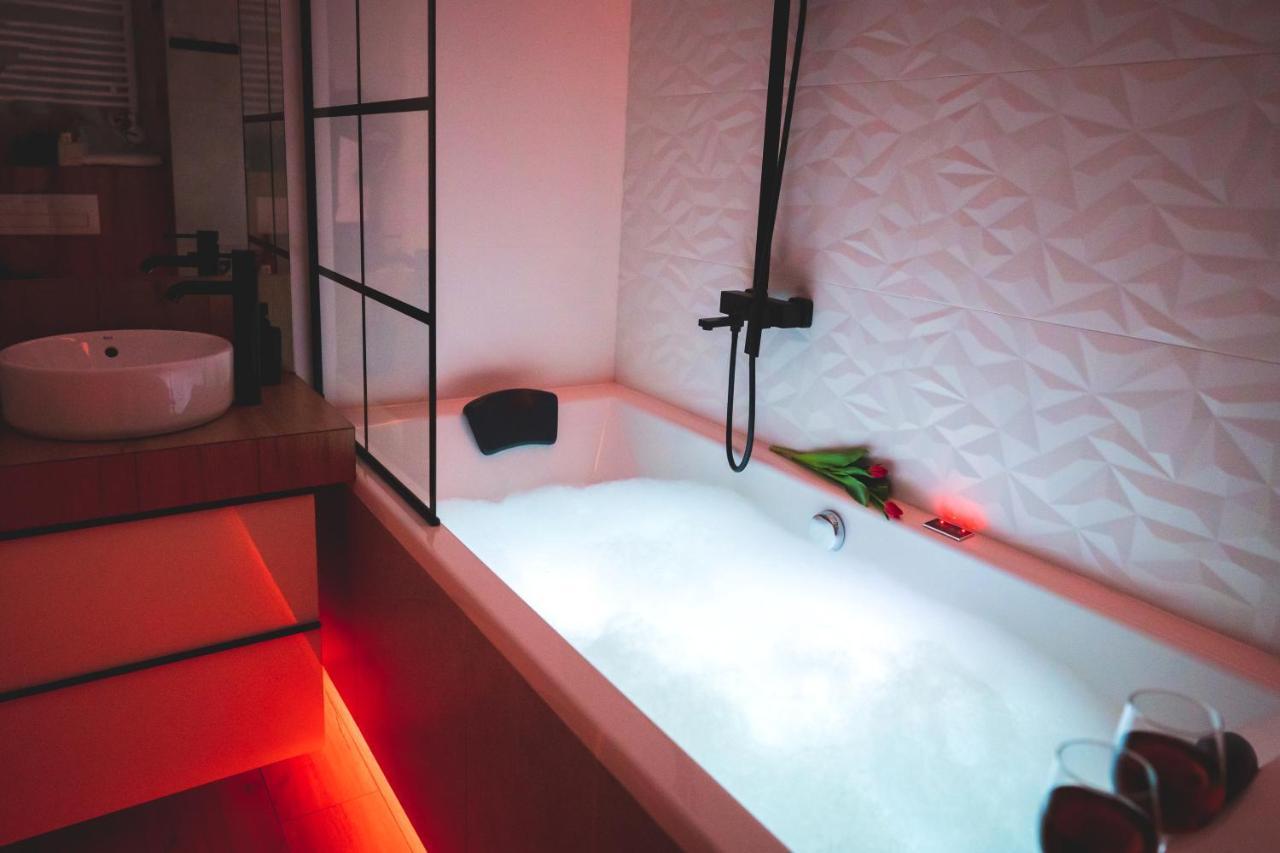 Movie Jacuzzi Apartment At The Main Station By Noclegi Renters クラクフ エクステリア 写真