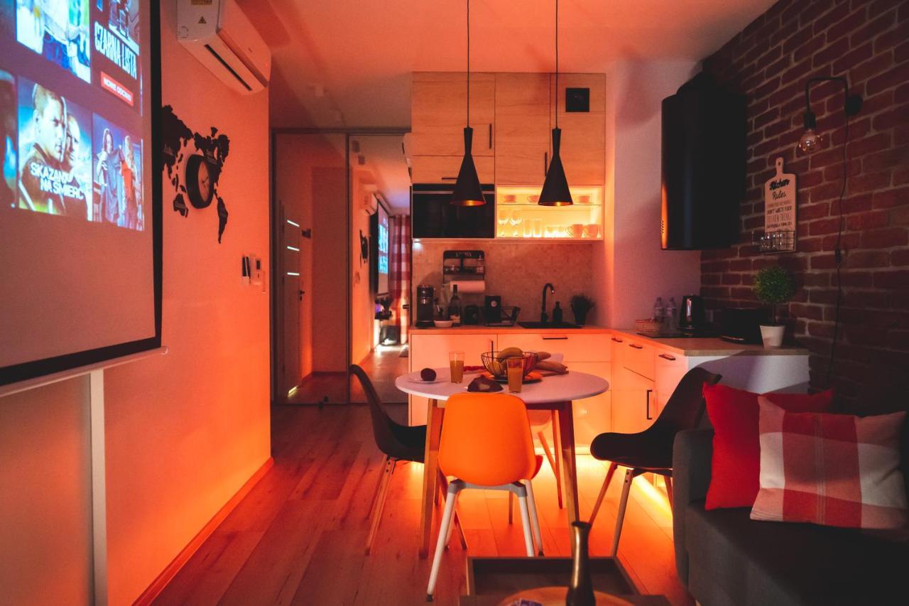 Movie Jacuzzi Apartment At The Main Station By Noclegi Renters クラクフ エクステリア 写真