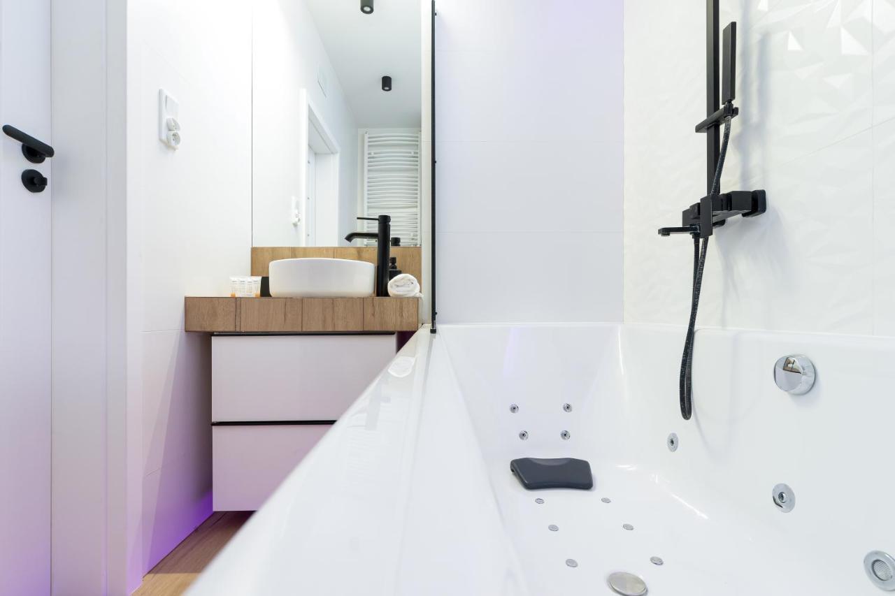 Movie Jacuzzi Apartment At The Main Station By Noclegi Renters クラクフ エクステリア 写真