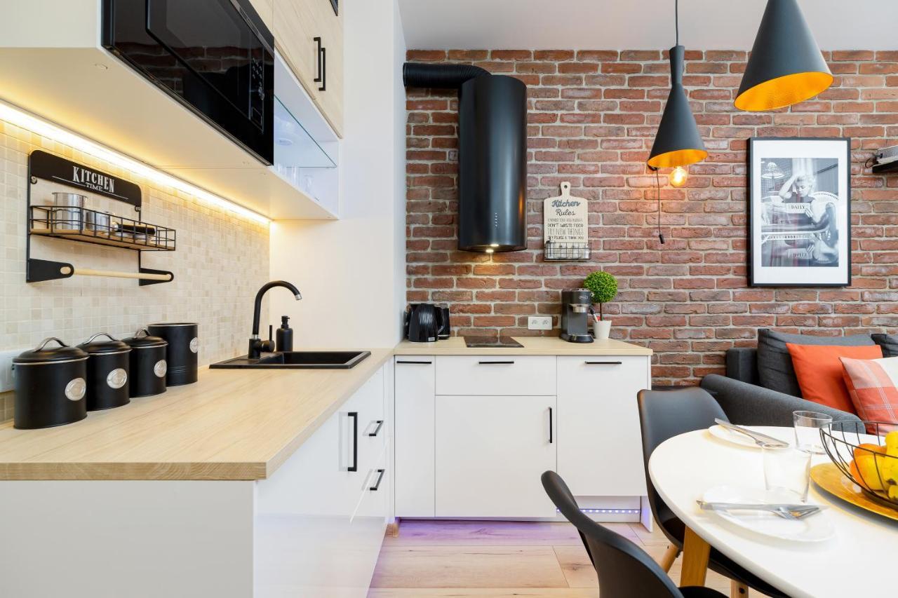 Movie Jacuzzi Apartment At The Main Station By Noclegi Renters クラクフ エクステリア 写真