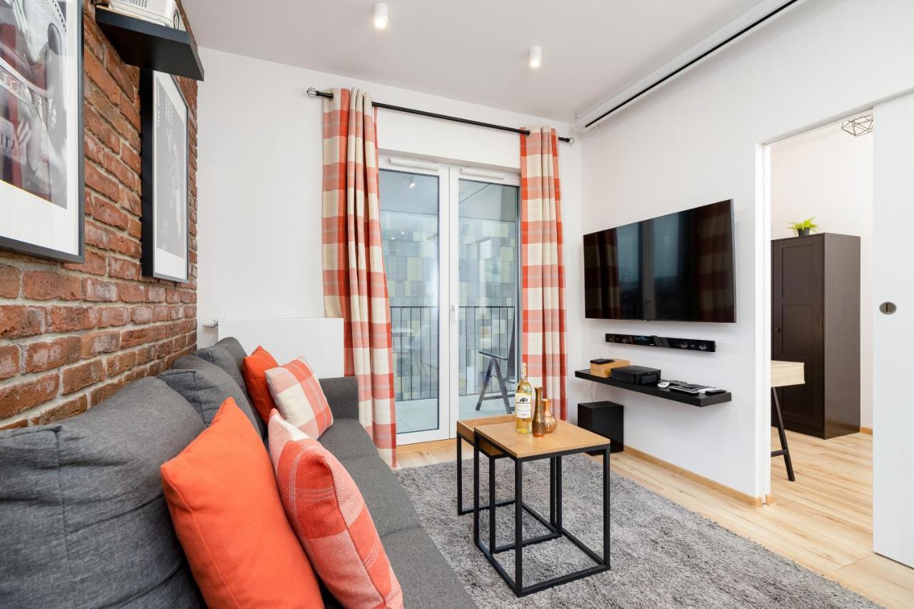 Movie Jacuzzi Apartment At The Main Station By Noclegi Renters クラクフ エクステリア 写真