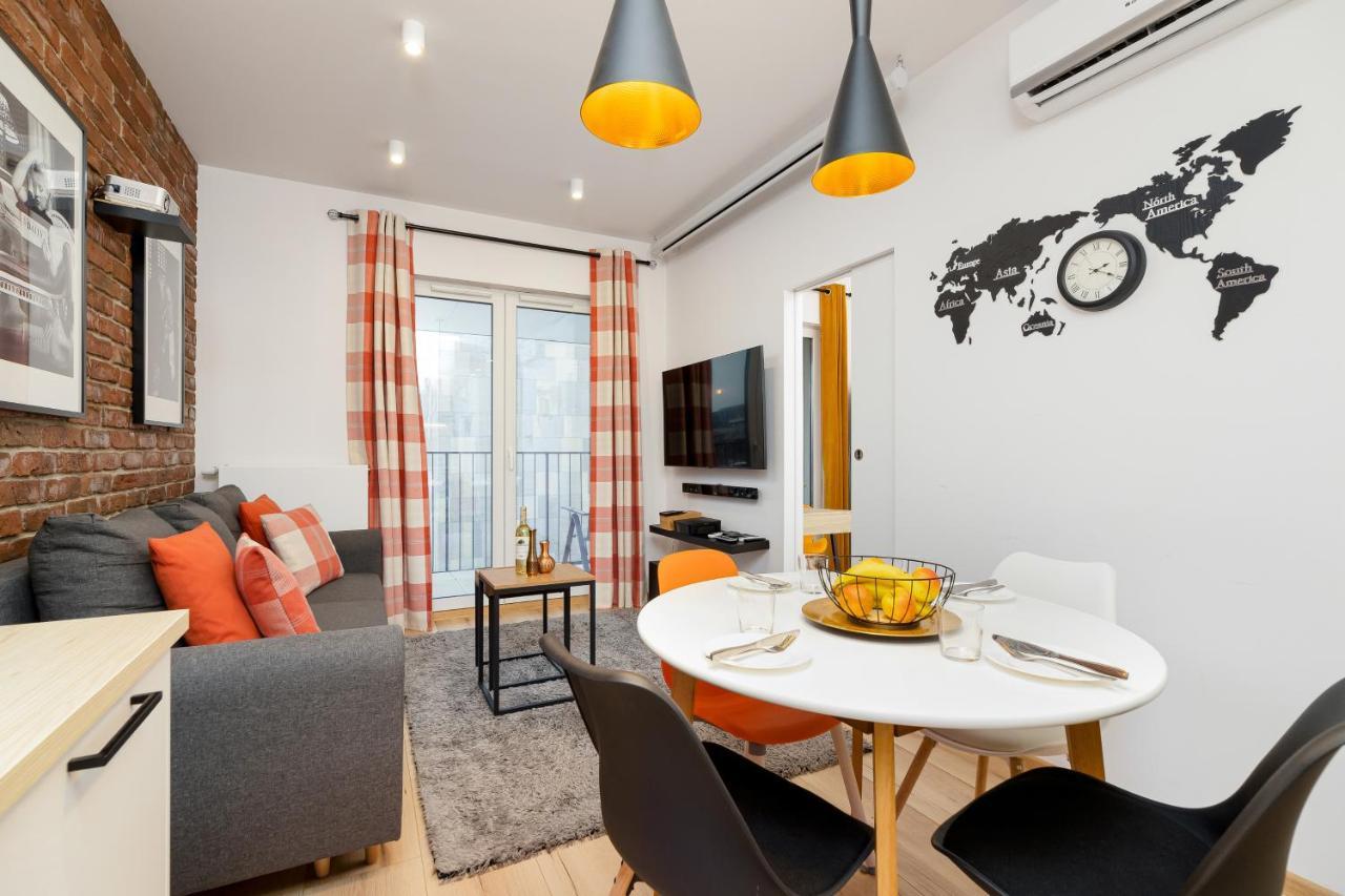 Movie Jacuzzi Apartment At The Main Station By Noclegi Renters クラクフ エクステリア 写真