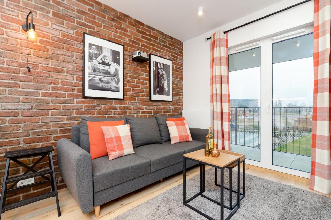 Movie Jacuzzi Apartment At The Main Station By Noclegi Renters クラクフ エクステリア 写真