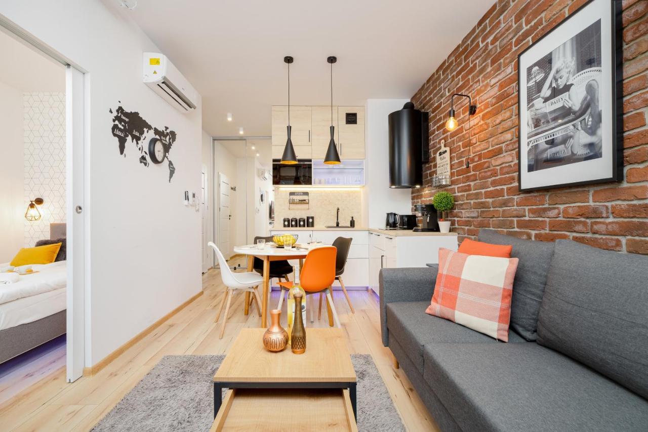 Movie Jacuzzi Apartment At The Main Station By Noclegi Renters クラクフ エクステリア 写真