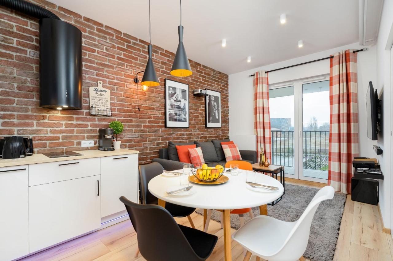 Movie Jacuzzi Apartment At The Main Station By Noclegi Renters クラクフ エクステリア 写真