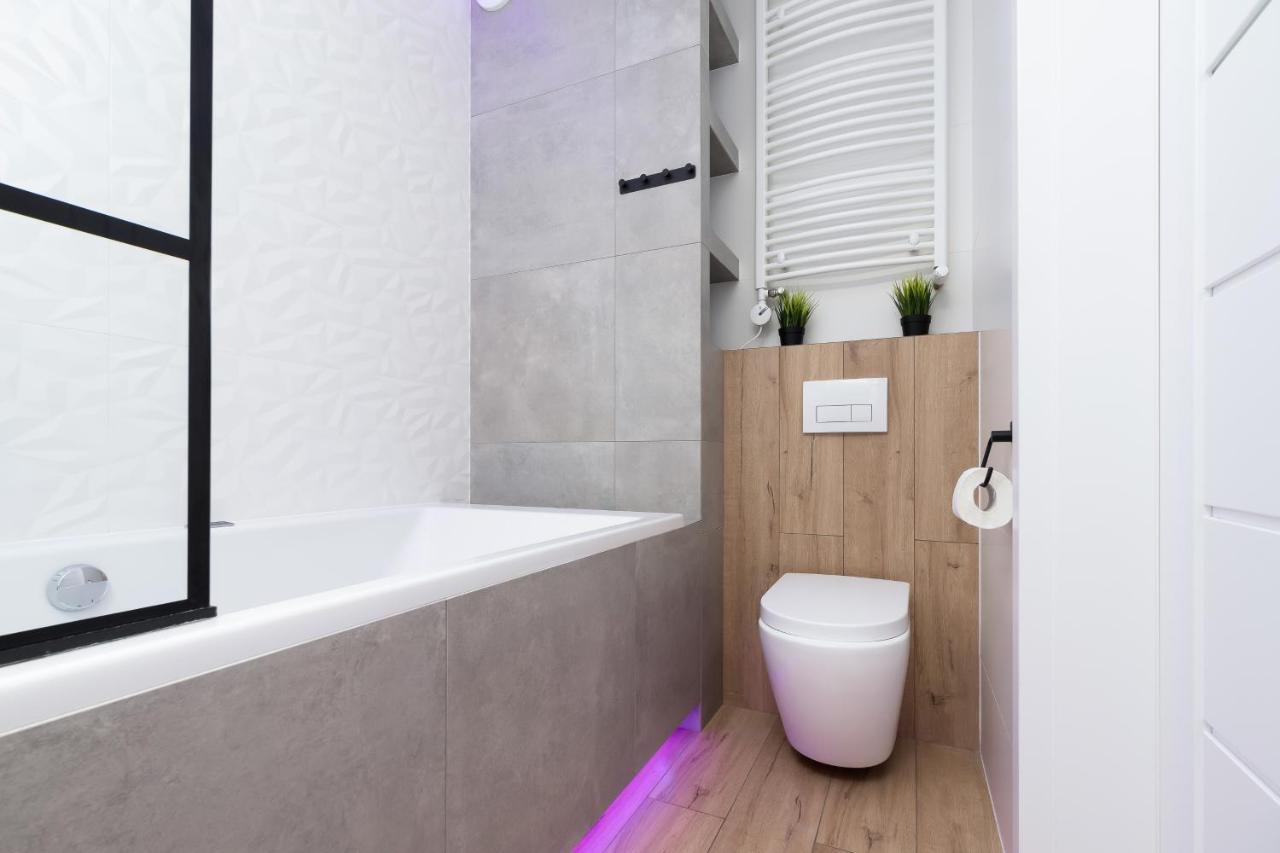 Movie Jacuzzi Apartment At The Main Station By Noclegi Renters クラクフ エクステリア 写真