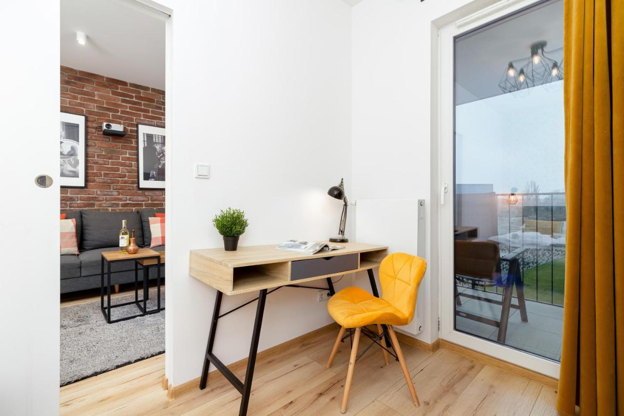 Movie Jacuzzi Apartment At The Main Station By Noclegi Renters クラクフ エクステリア 写真