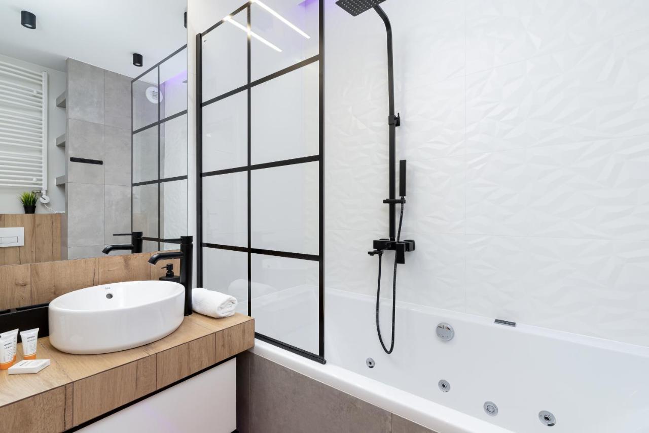 Movie Jacuzzi Apartment At The Main Station By Noclegi Renters クラクフ エクステリア 写真