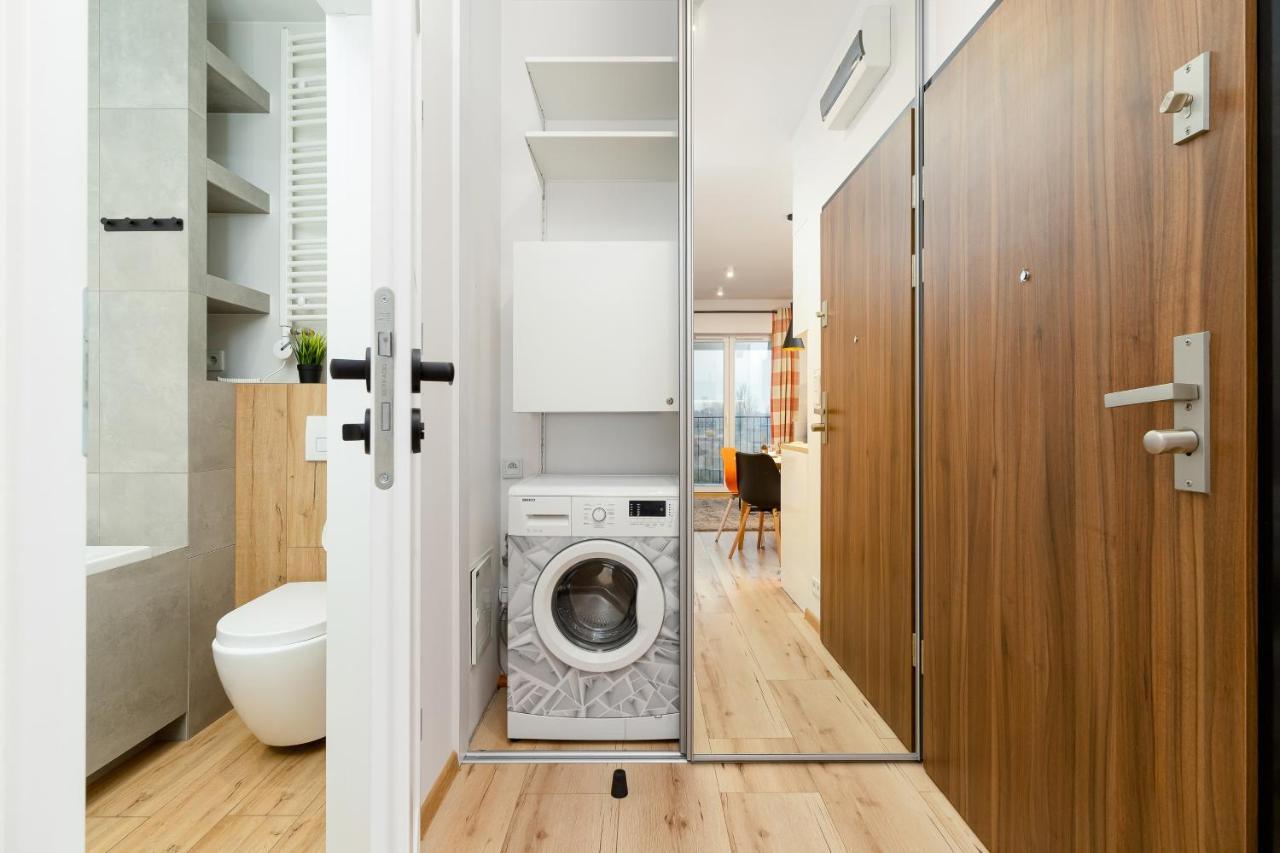Movie Jacuzzi Apartment At The Main Station By Noclegi Renters クラクフ エクステリア 写真